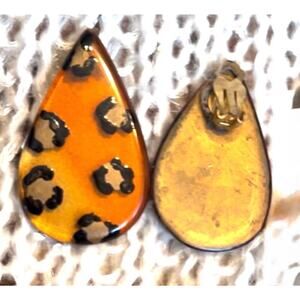 Vintage amber leopard clip on earrings, glossy lucite resin animal print 77
